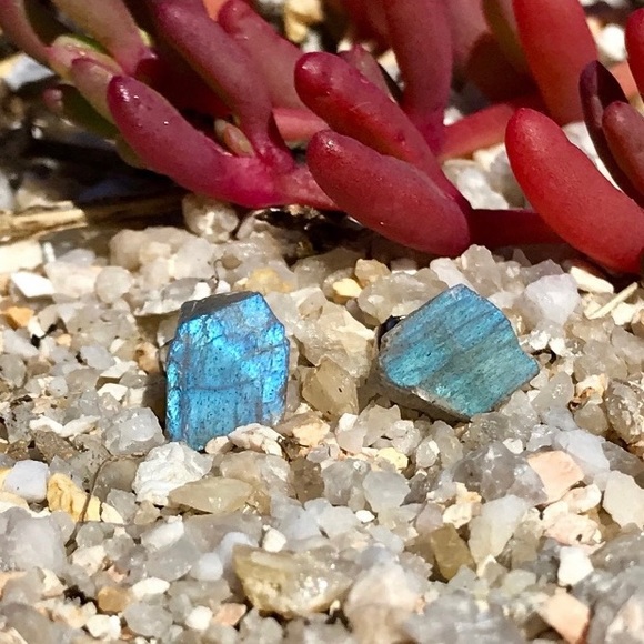 🆕 New Raw Labradorite Crystal Stud Gemstone Earrings - Picture 2 of 4